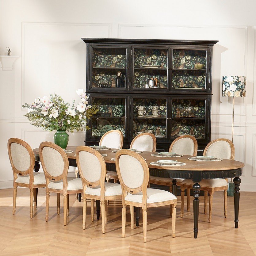 Mesa de comedor extensible AUDE - Estilo romántico en roble, patas negras, 6/14 cubiertos