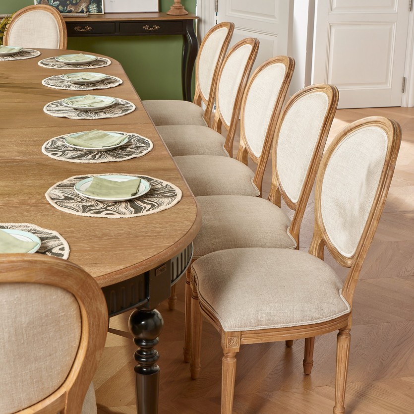 Ausziehbarer Esstisch AUDE - Romantischer Stil in Eiche, 6/14 Gedecke, FSC®-zertifiziertes Holz