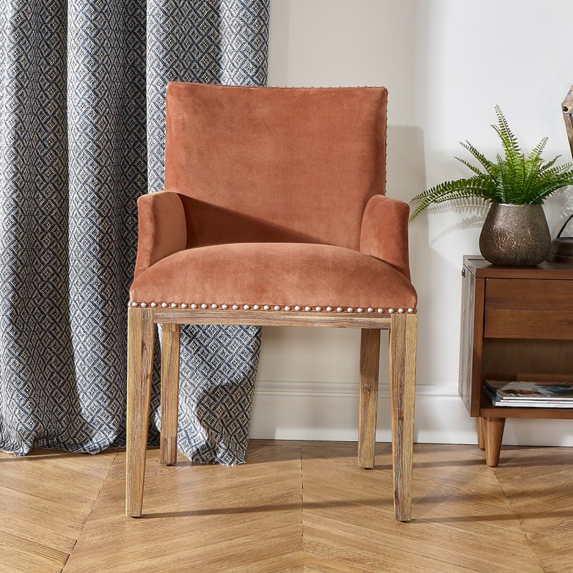 KENZA - Fauteuil de table avec accoudoirs style moderne en bois massif et velours, 1 place