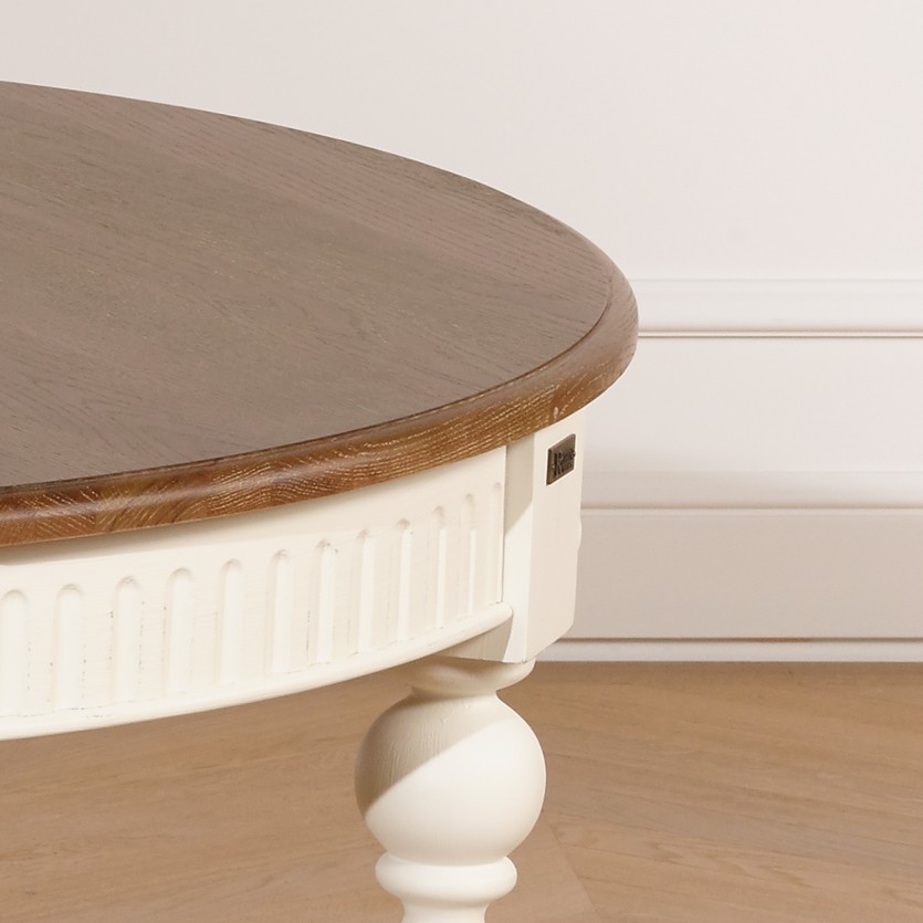 Photo technique table de salle à manger AUDE blanche, zoom sur la ceinture striée et le plateau.