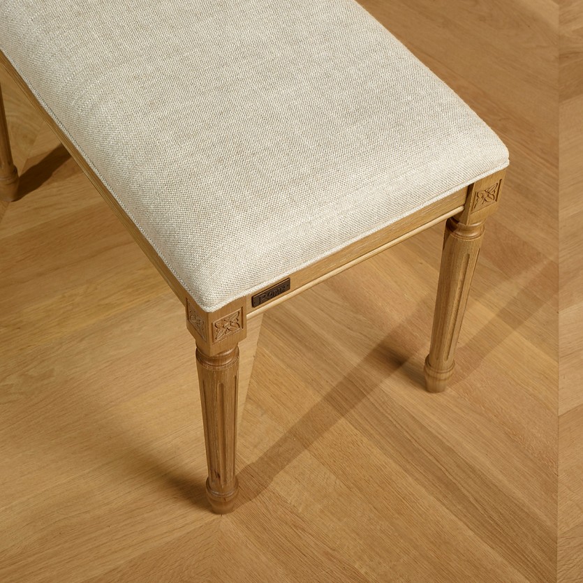 Panca da salotto STEPHEN – Stile shabby chic in legno massello di hevea e tessuto di lino premium