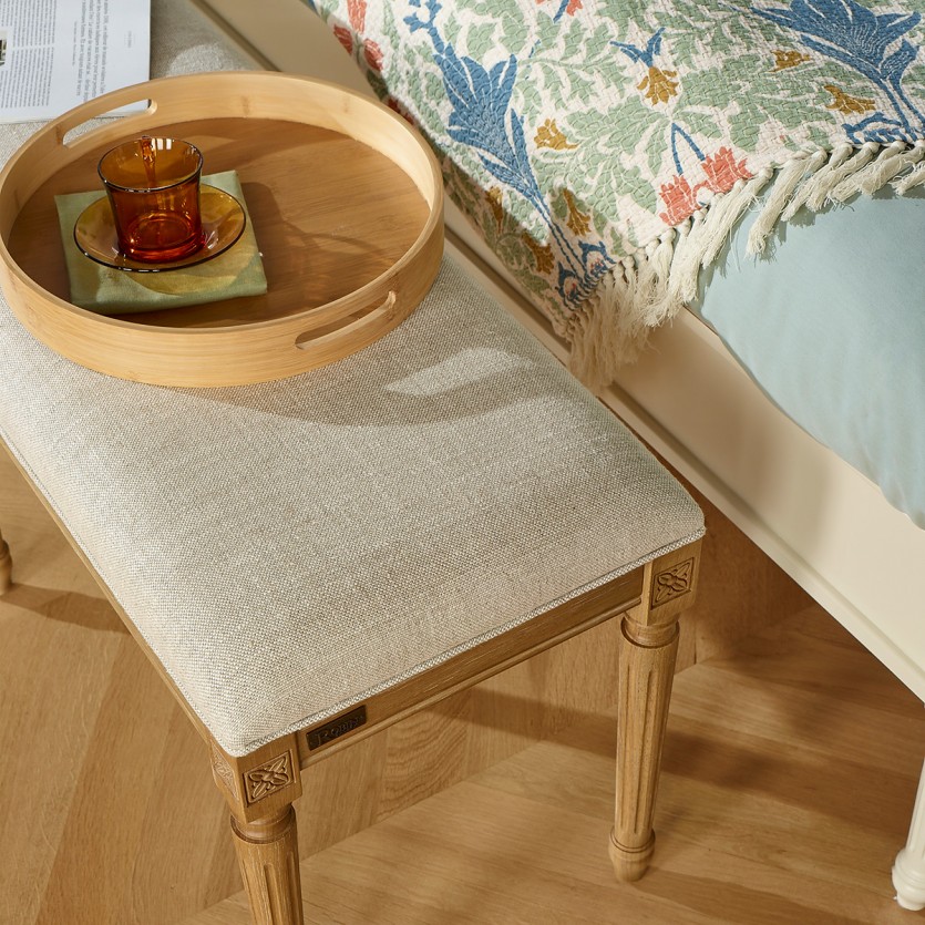 Panca da salotto STEPHEN – Stile shabby chic in legno massello di hevea e tessuto di lino premium