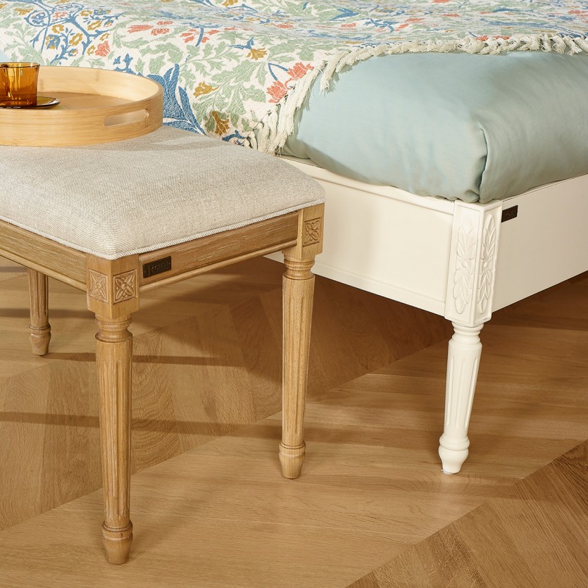 Banco de sala STEPHEN – Estilo shabby chic em hévea maciça e tecido de linho premium