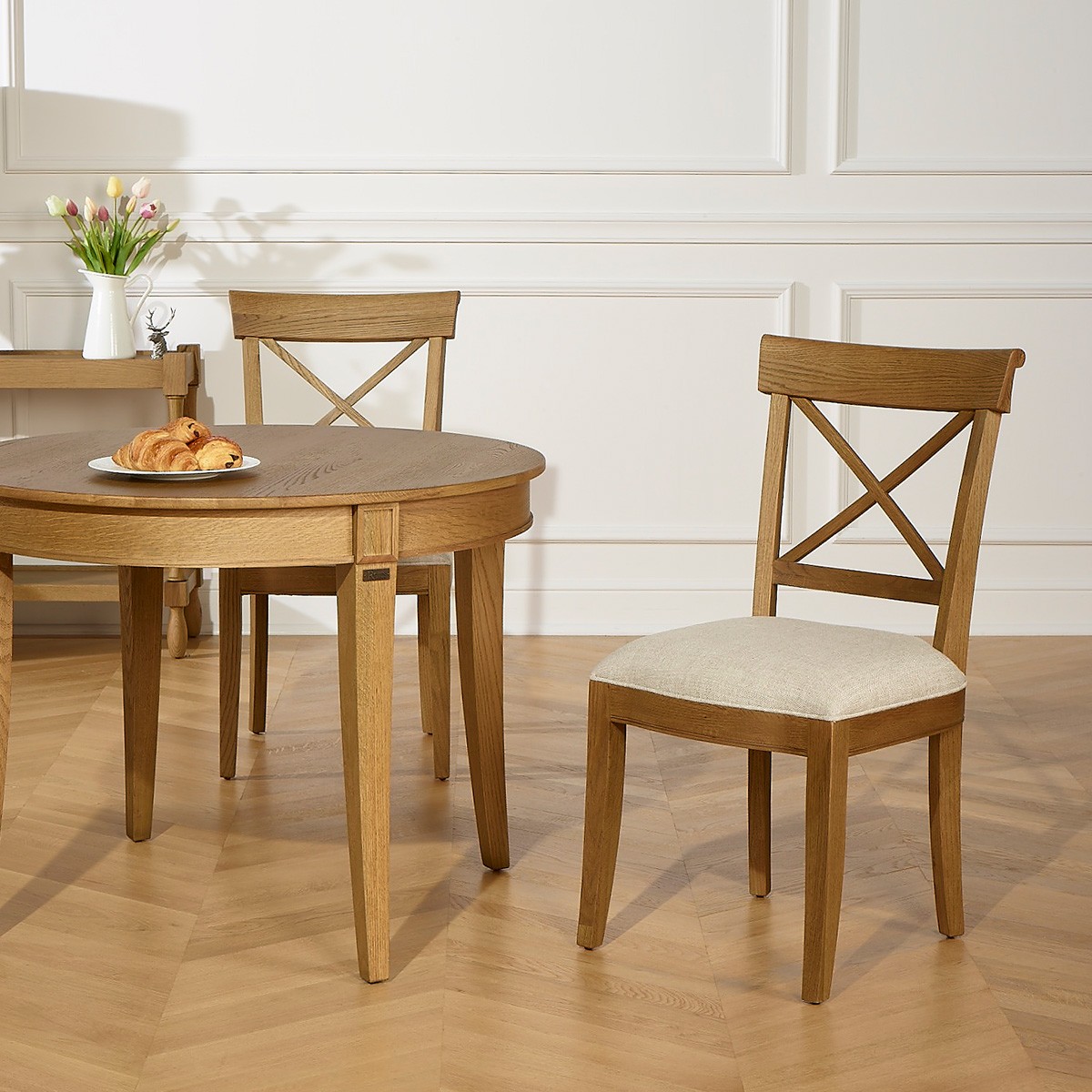 Shabby Chic Tavolo Bianco Sedie Marroni Sedie In Legno E Lino