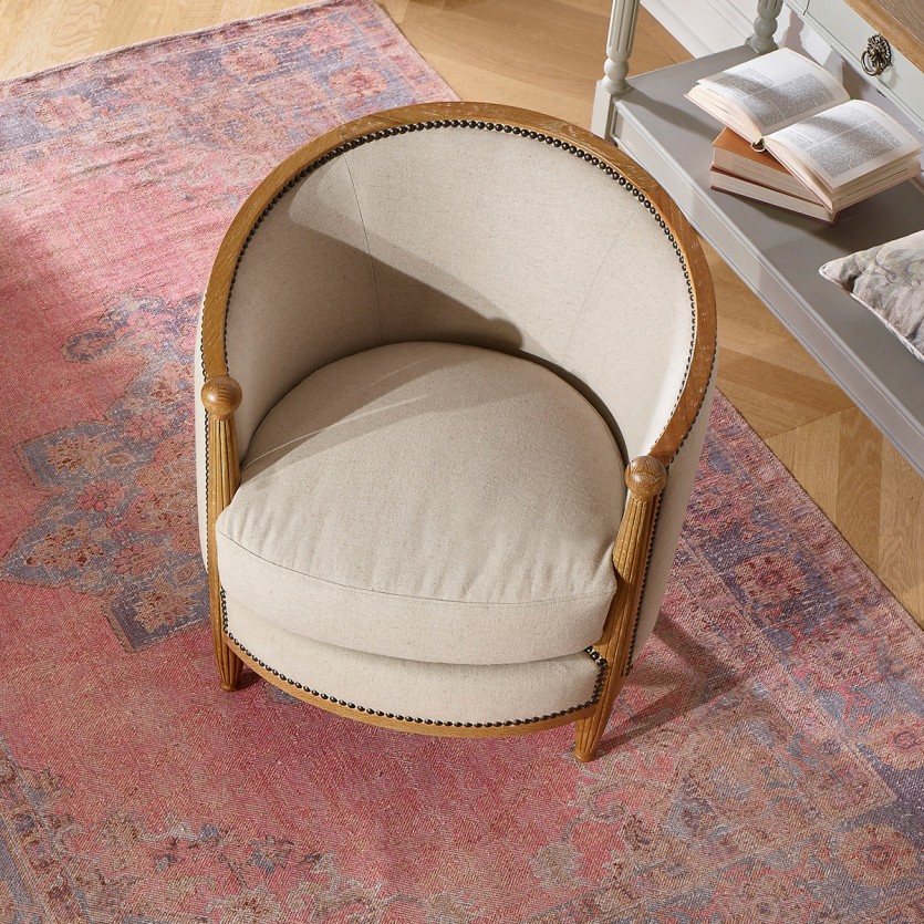 Fauteuil tonneau CAROLE – Style romantique en chêne et lin coton, bois certifié FSC®, 1 place