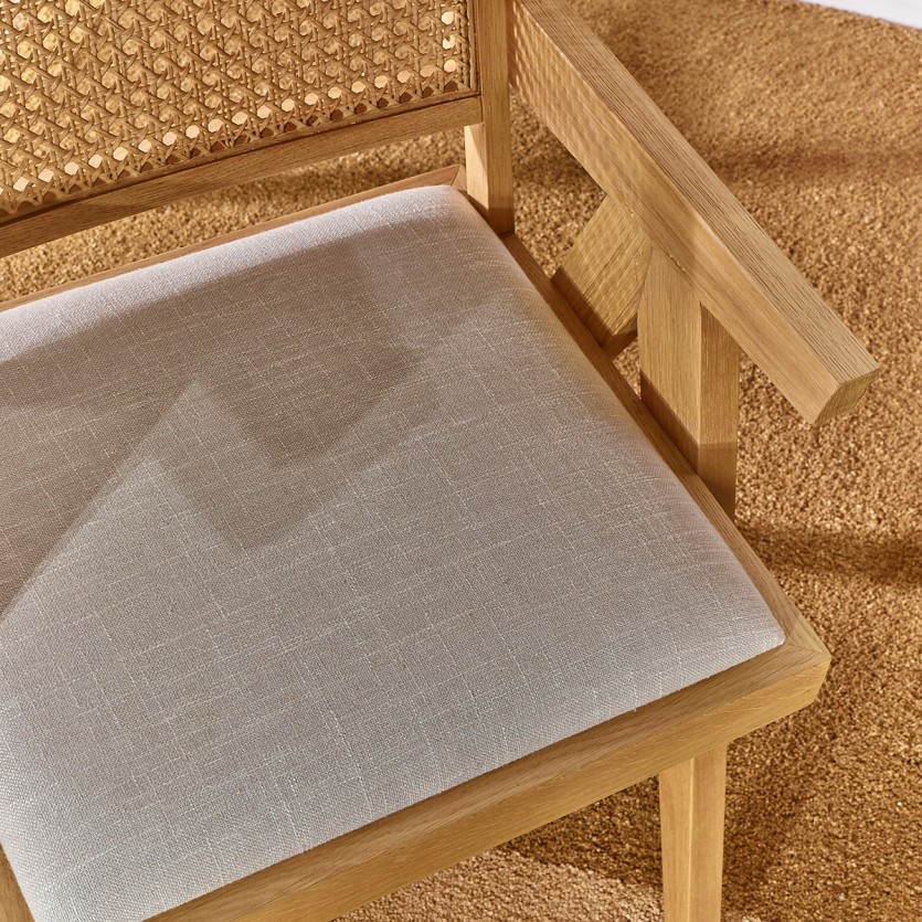 CAPORAL - Moderne fauteuil in massief hout en brandwerende stof, 1 zits