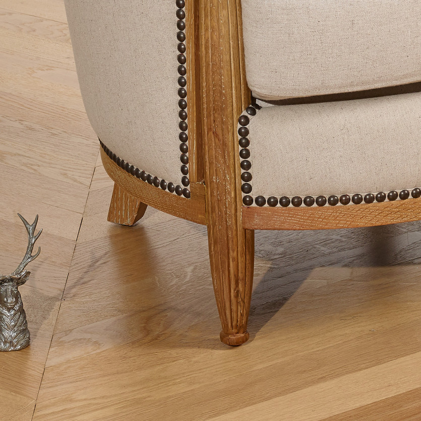 Fauteuil tonneau CAROLE – Style romantique en chêne et lin coton, bois certifié FSC®, 1 place