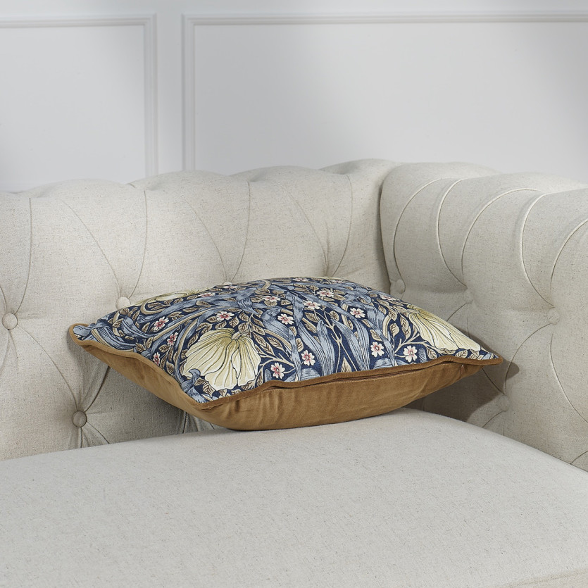 FLORAL NIGHT – Rectangular shabby chic style cushion in velvet with white flower patterns, 44 x 34 cm
