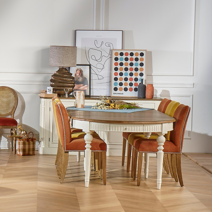 Table à manger AUDE blanche  vue en perspective dans une salle à manger avec les chaises colorées HUNTER