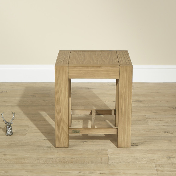 Taburete pequeño MEGÈVE – Estilo contemporáneo en madera maciza, 1 travesaño, madera certificada FSC®