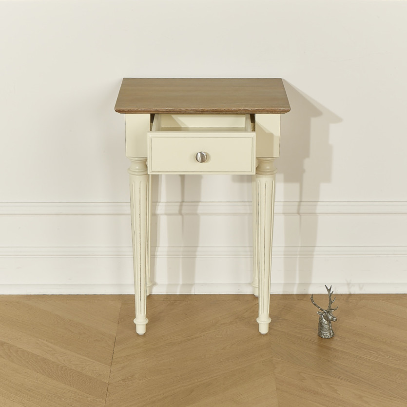HANNAH – Comodino con piano in rovere, gambe scanalate patinate, 1 cassetto