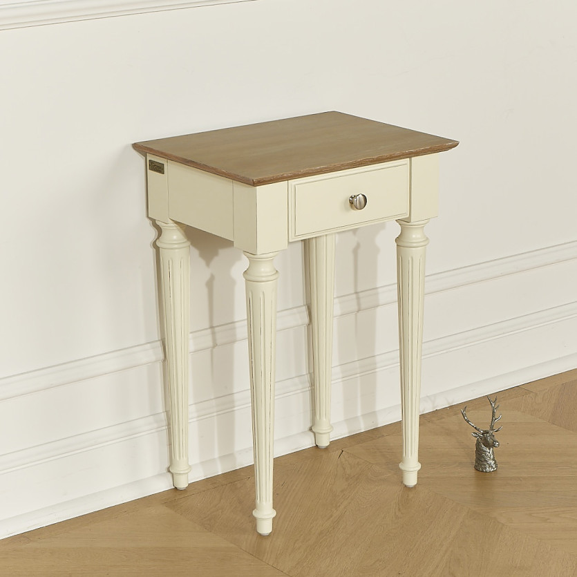 HANNAH – Comodino con piano in rovere, gambe scanalate patinate, 1 cassetto