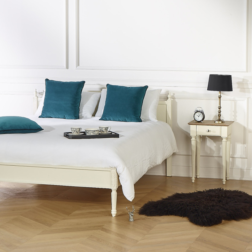 HANNAH – Comodino con piano in rovere, gambe scanalate patinate, 1 cassetto