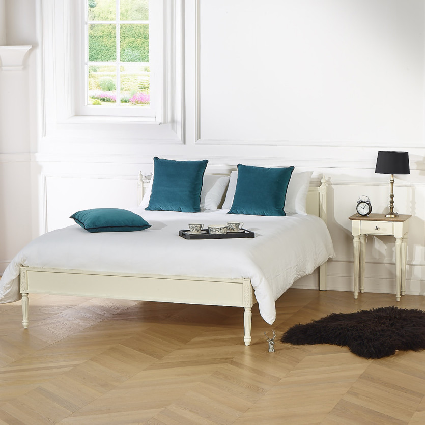 HANNAH – Comodino con piano in rovere, gambe scanalate patinate, 1 cassetto