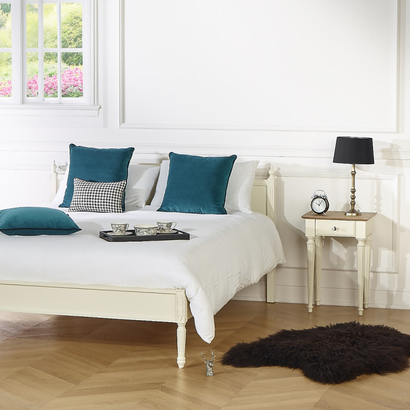 HANNAH – Comodino con piano in rovere, gambe scanalate patinate, 1 cassetto