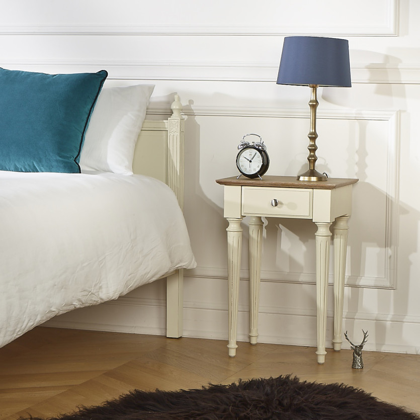 HANNAH – Bedside table with oak top, fluted patinated legs, 1 drawer