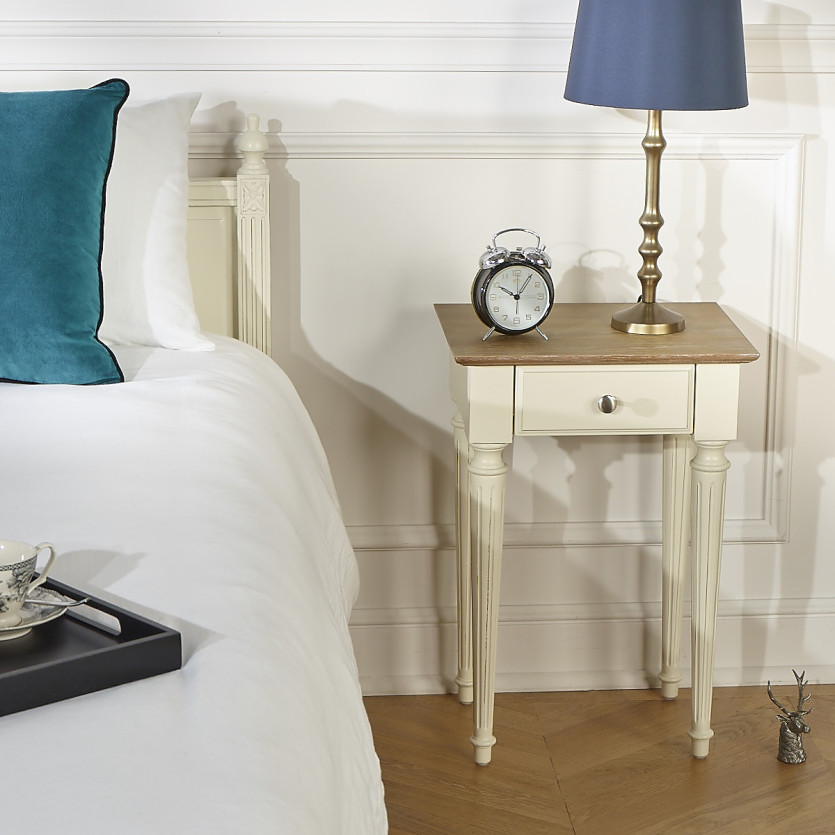 HANNAH – Bedside table with oak top, fluted patinated legs, 1 drawer