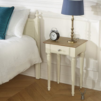 HANNAH – Comodino con piano in rovere, gambe scanalate patinate, 1 cassetto