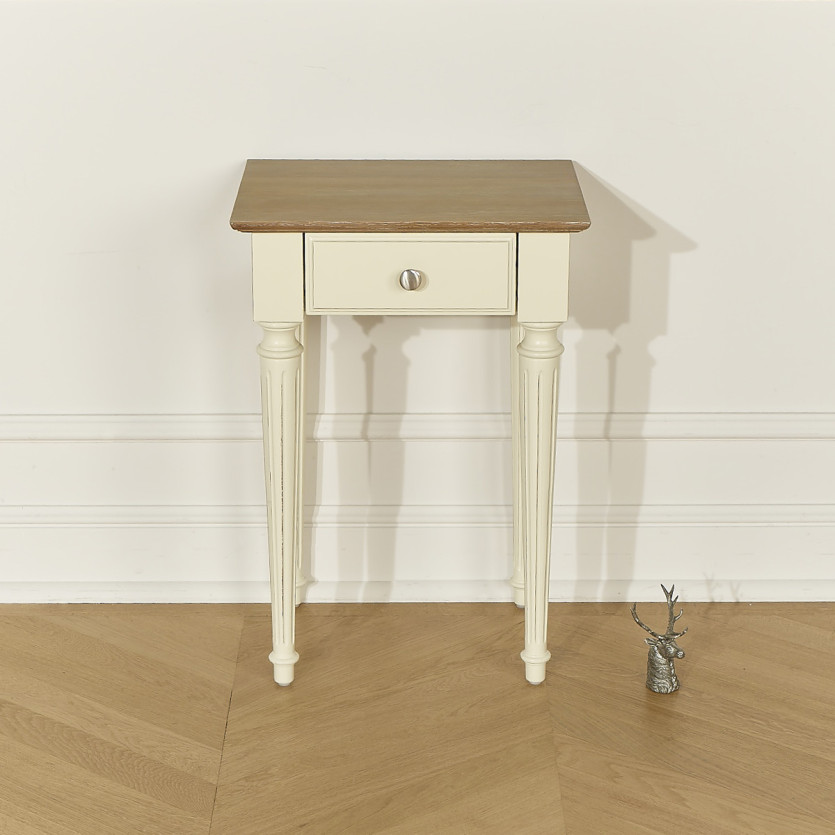 HANNAH – Comodino con piano in rovere, gambe scanalate patinate, 1 cassetto