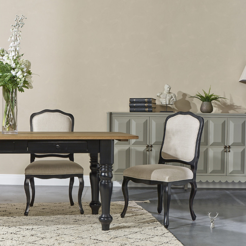 Mesa de comedor ALEXIS - Estilo chalet en madera maciza, patas negras, 8 plazas