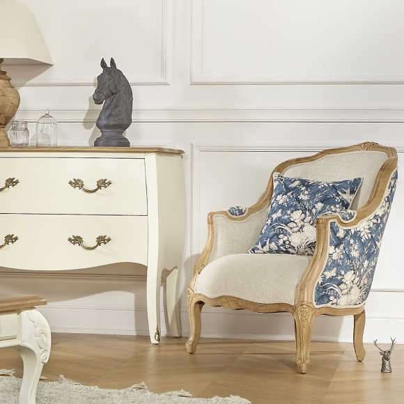 Poltrona bergère VICTOR 7 SISTERS - Estilo romântico em madeira maciça, linho e tecido floral azul e branco, 1 lugar