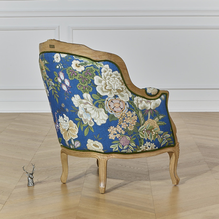 VICTOR KING - Fauteuil bergère style maison de famille en bois massif et tissu fleuri bleu, 1 place