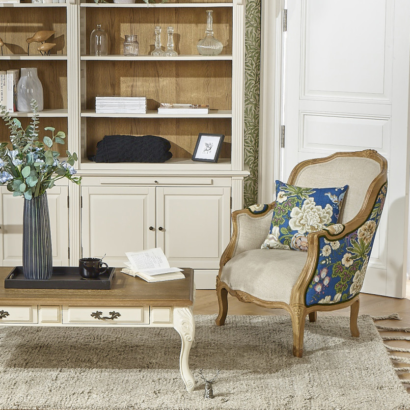 VICTOR KING - Fauteuil bergère style maison de famille en bois massif et tissu fleuri bleu, 1 place