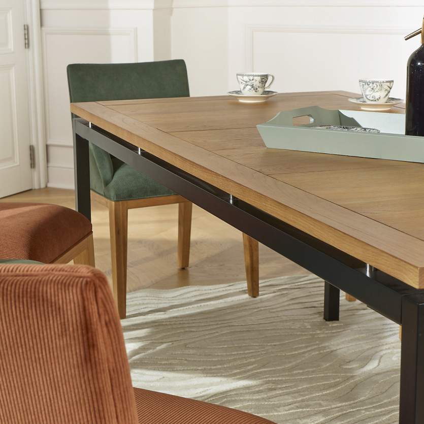 AIMIE - Table à manger style industriel avec plateau en chêne et pieds métal, 8 couverts, bois certifié FSC®