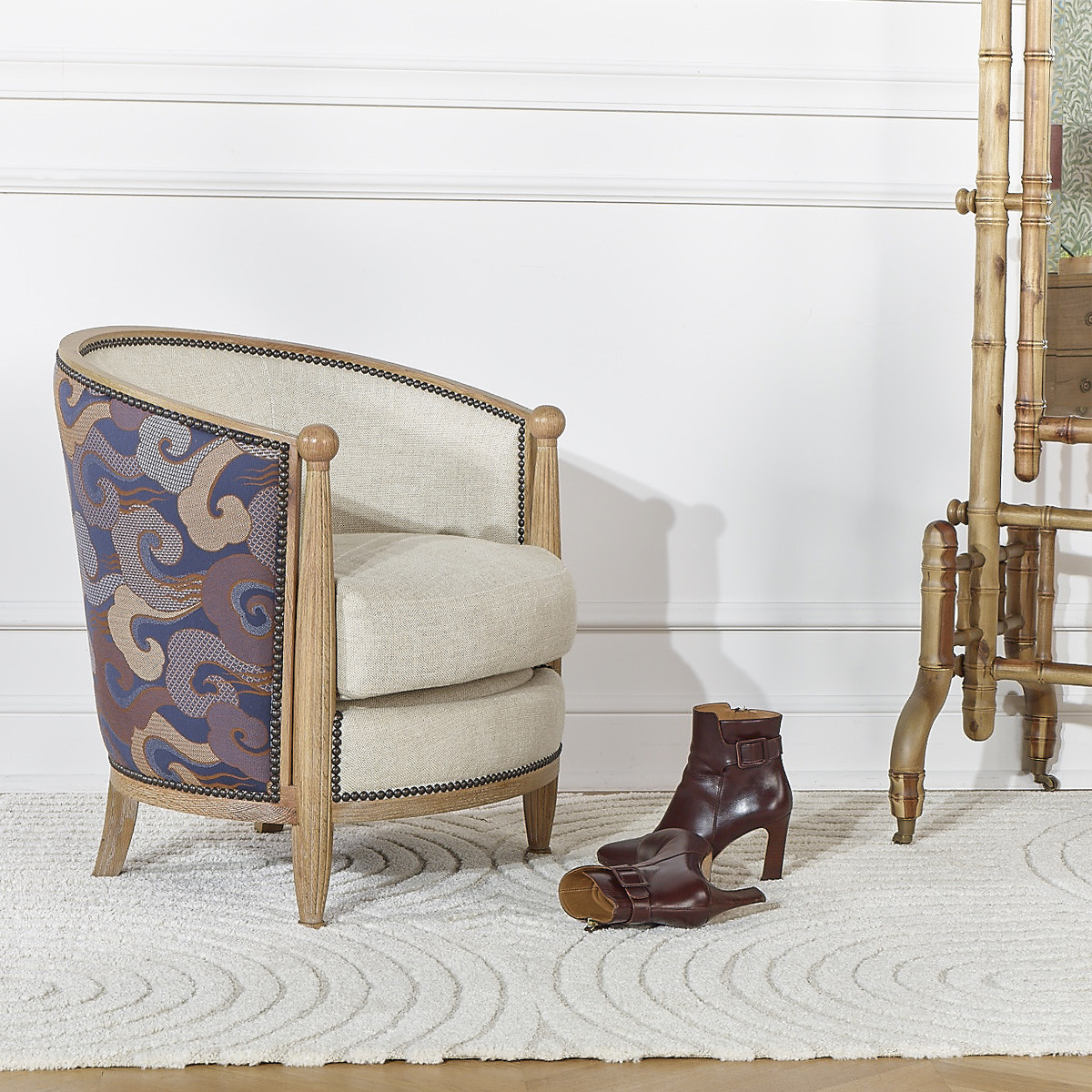 Petit fauteuil tonneau en chêne et lin style haussmannien