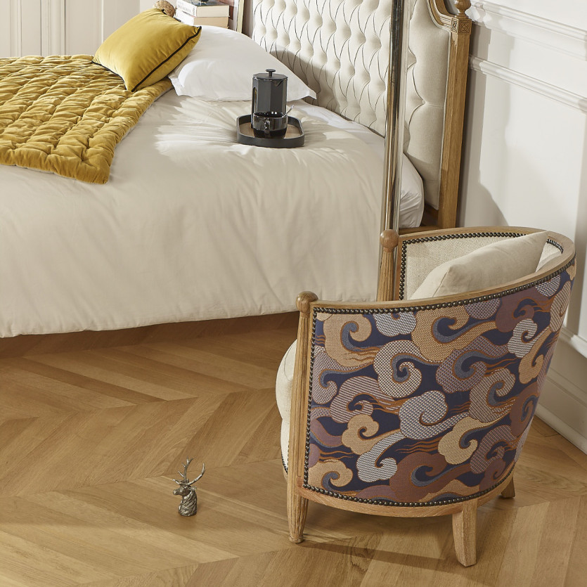 CAROLE WAVES FAUTEUIL IN FASSFORM – Haussmann-Stil aus Eiche und Jacquardstoff, 1 Sitzplatz