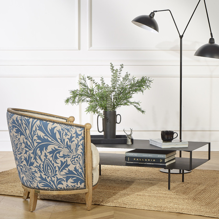 CAROLE ALASSIO - Fauteuil tonneau style romantique en chêne, lin et tissu fleuri écru et bleu, 1 place