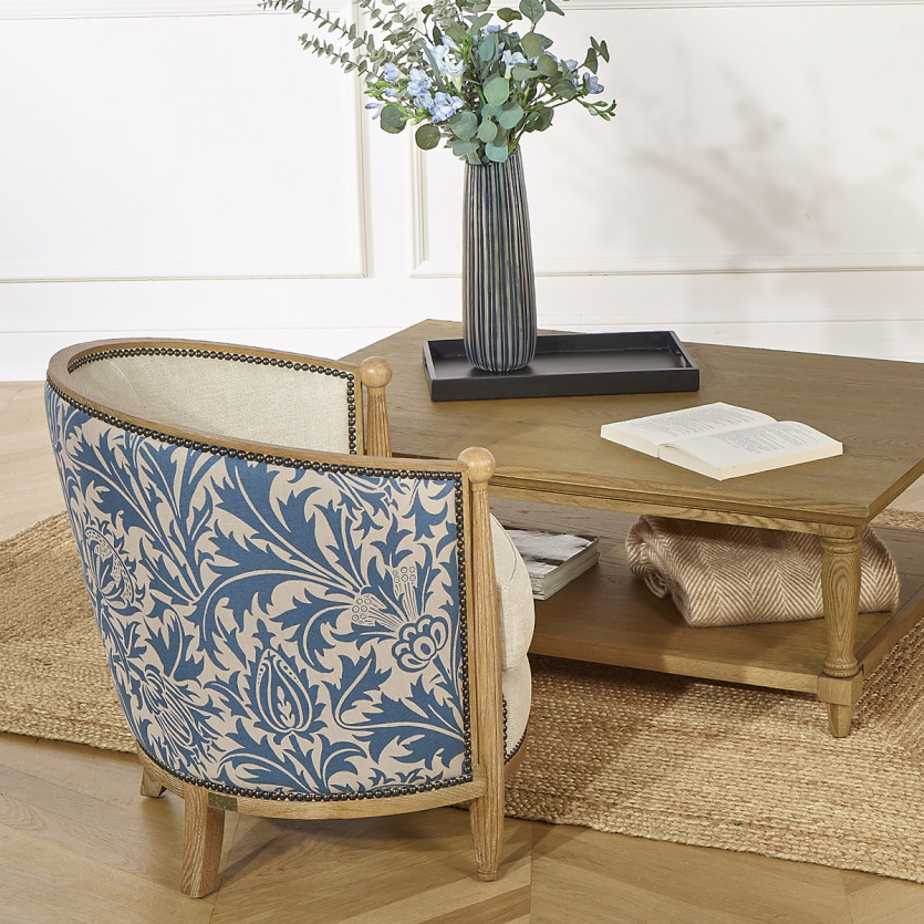 CAROLE ALASSIO - Fauteuil tonneau style romantique en chêne, lin et tissu fleuri écru et bleu, 1 place