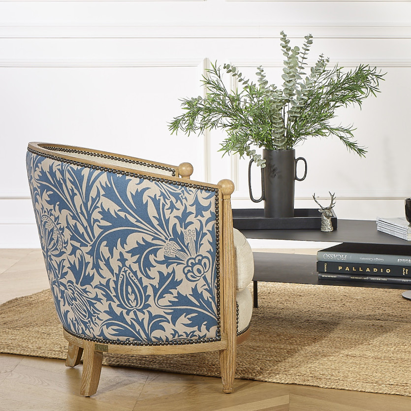 CAROLE ALASSIO - Romantic style barrel chair in oak, linen, and ecru and blue floral fabric, 1 seat