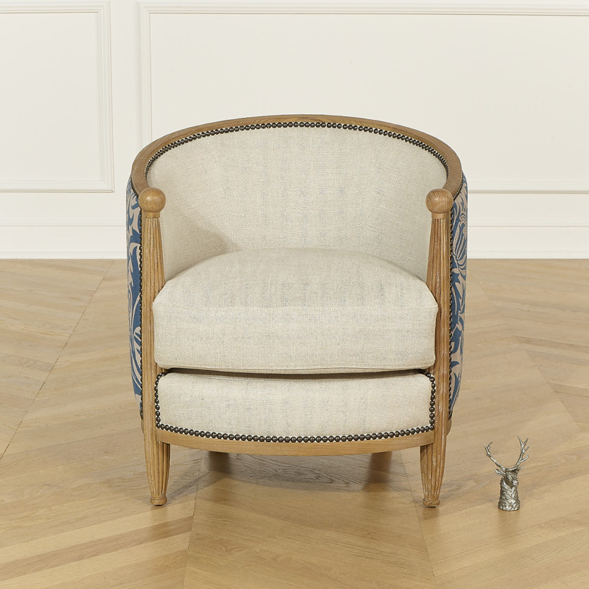 CAROLE ALASSIO - Fauteuil tonneau style romantique en chêne, lin et tissu fleuri écru et bleu, 1 place