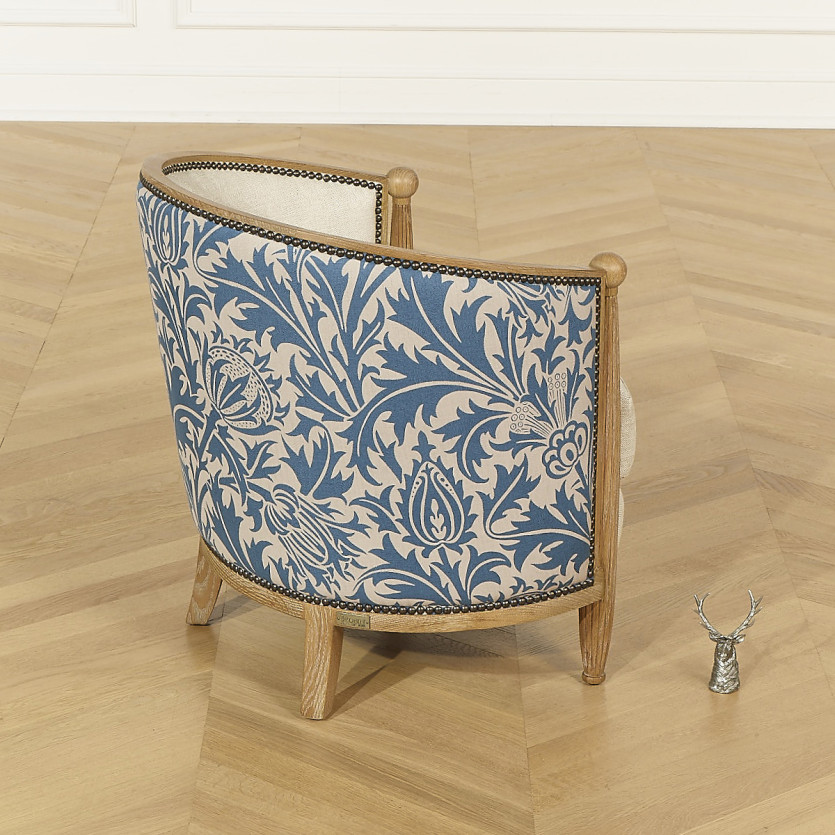 CAROLE ALASSIO - Fauteuil tonneau style romantique en chêne, lin et tissu fleuri bleu et écru, 1 place