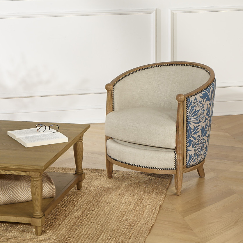 CAROLE ALASSIO - Fauteuil tonneau style romantique en chêne, lin et tissu fleuri écru et bleu, 1 place