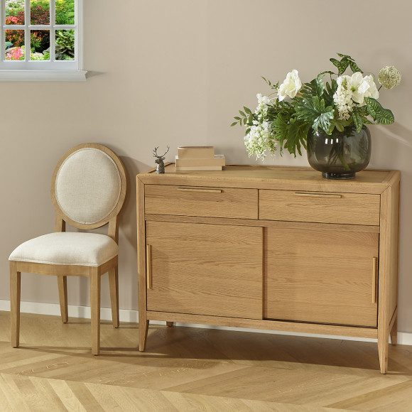 Pequeño aparador TENNESSEE - Estilo contemporáneo en roble, 2 puertas, 2 cajones