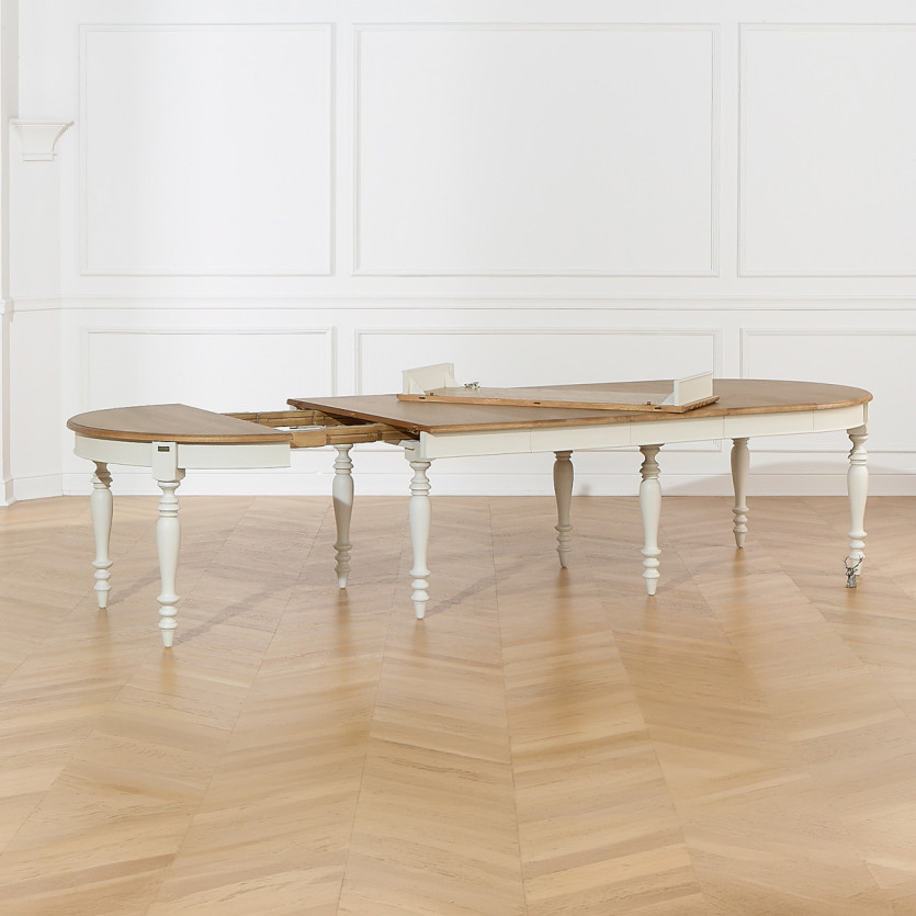 Table à manger extensible JADE LOU – Style shabby chic, plateau en chêne, pieds blancs, 6/14 couverts