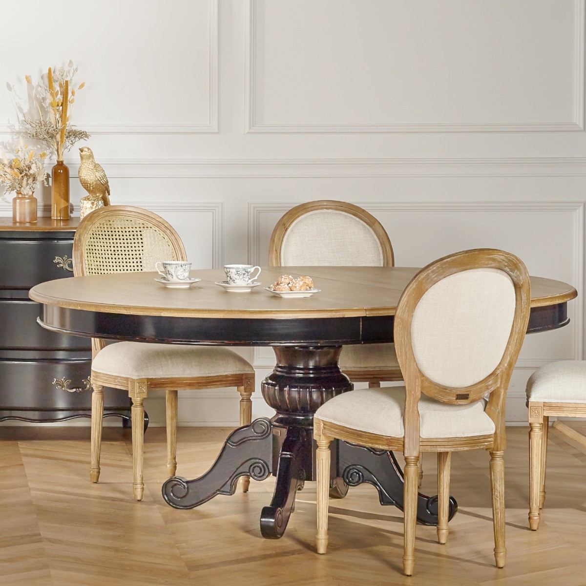 AMBOISE Extendable dining table in shabby chic style, oak top, seats