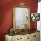 MATIGNON - Miroir style shabby chic en bois et corniche moulurée, patine dorée