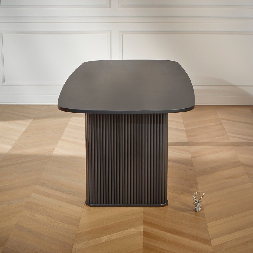 table à manger noire monastère robin des bois