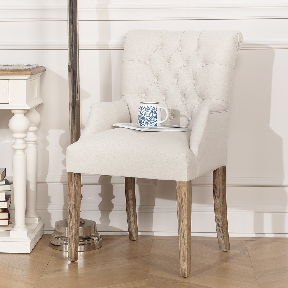 Poltrona imbottita stile moderno in legno e tessuto di lino beige